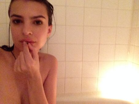 Emily Ratajkowski Nude Leaks OnlyFans Photo 979