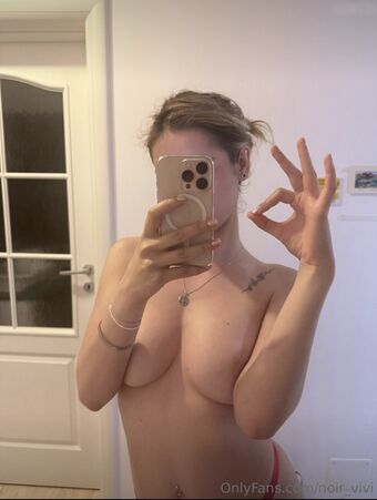 Vivienne Noir Nude Leaks OnlyFans Photo 8